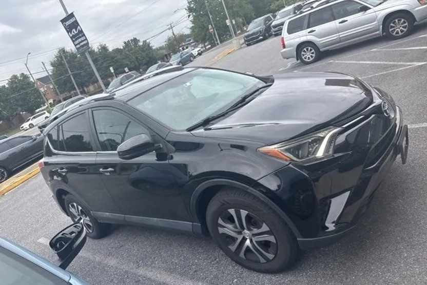 2016 Toyota RAV4 LE photo 1