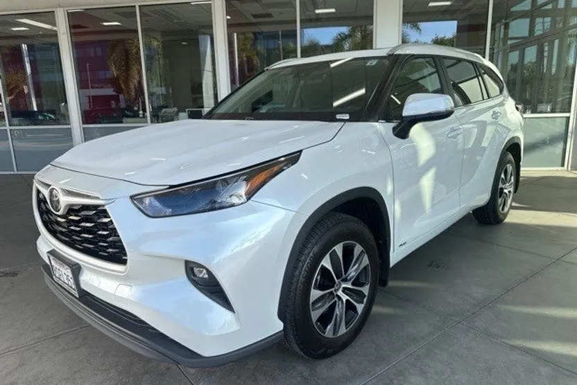 2025 Toyota Highlander Hybrid XLE photo 1