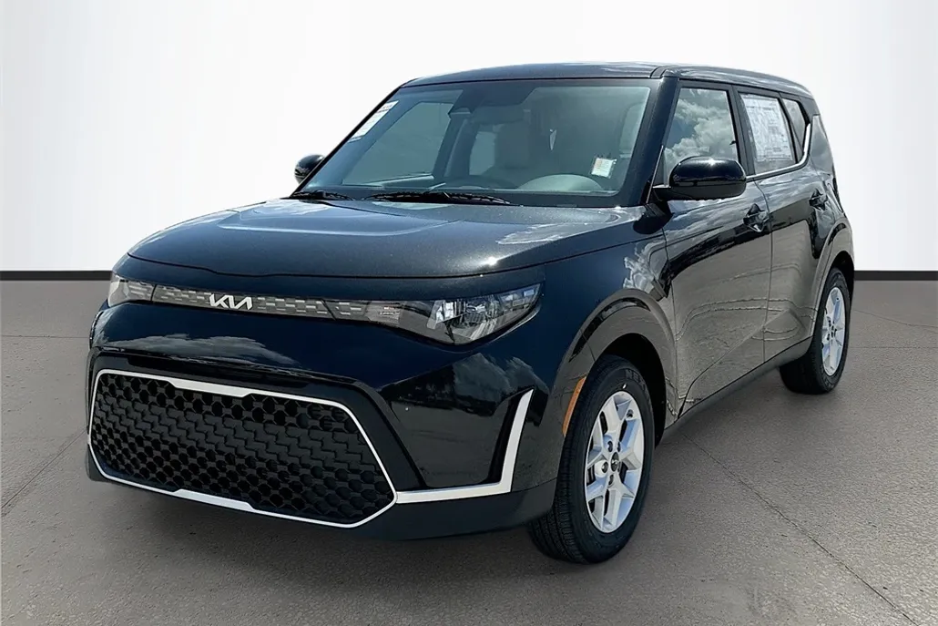 2025 Kia Soul LX photo 1