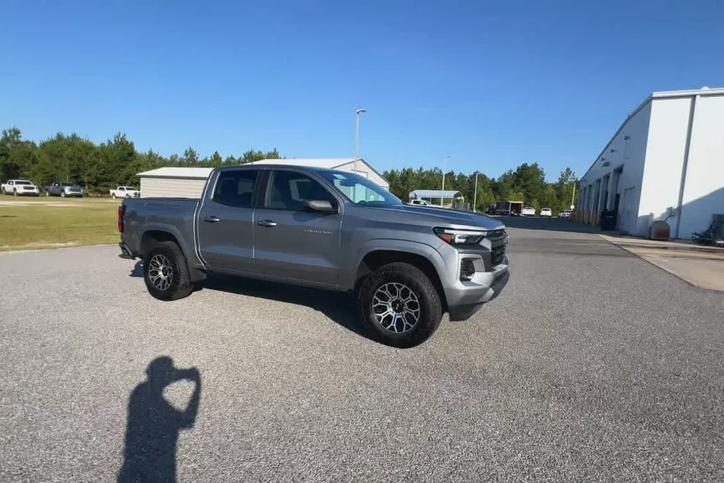 2023 Chevrolet Colorado LT photo 1