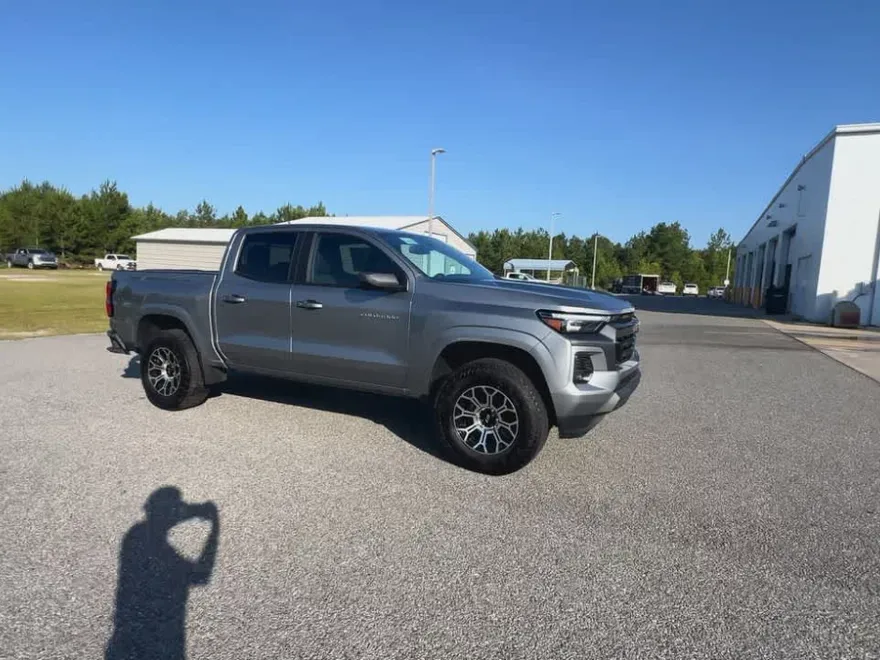 2023 Chevrolet Colorado LT photo 1