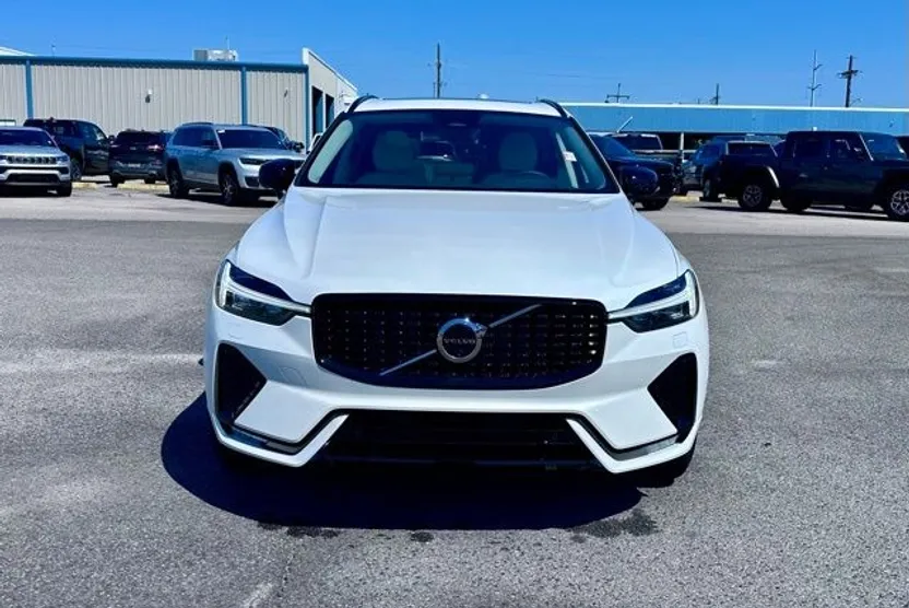 2025 Volvo XC60 B5 Plus photo 1