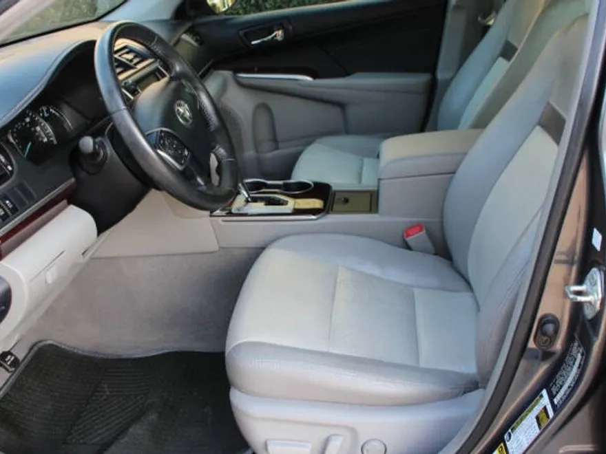 2013 Toyota Camry XLE V6 photo 1
