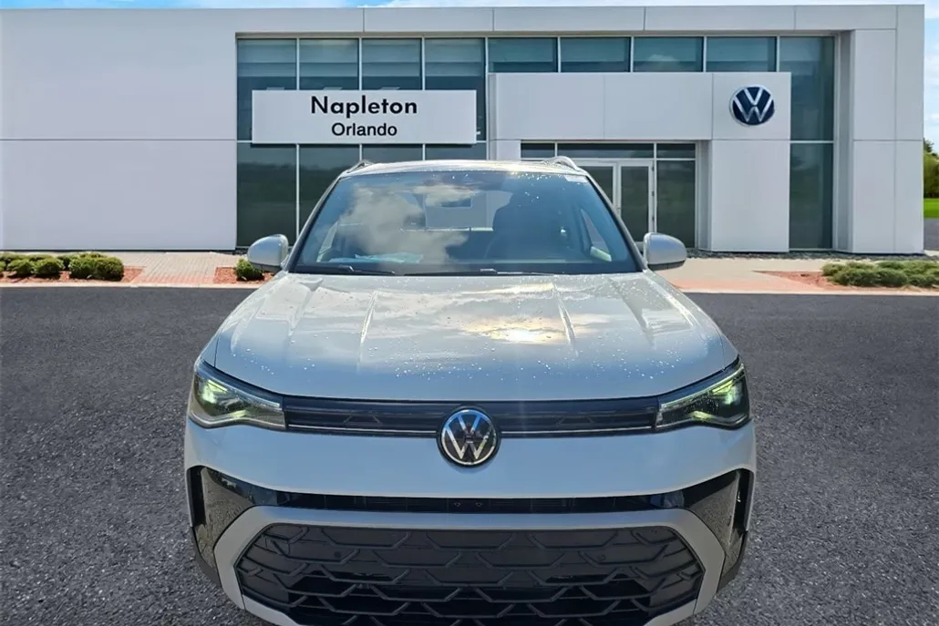 2025 Volkswagen Taos SE photo 1