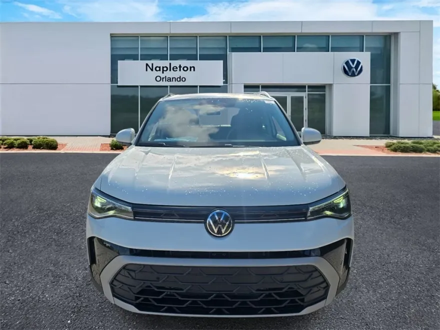 2025 Volkswagen Taos SE photo 1