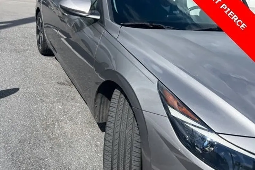2023 Hyundai Elantra SEL photo 1