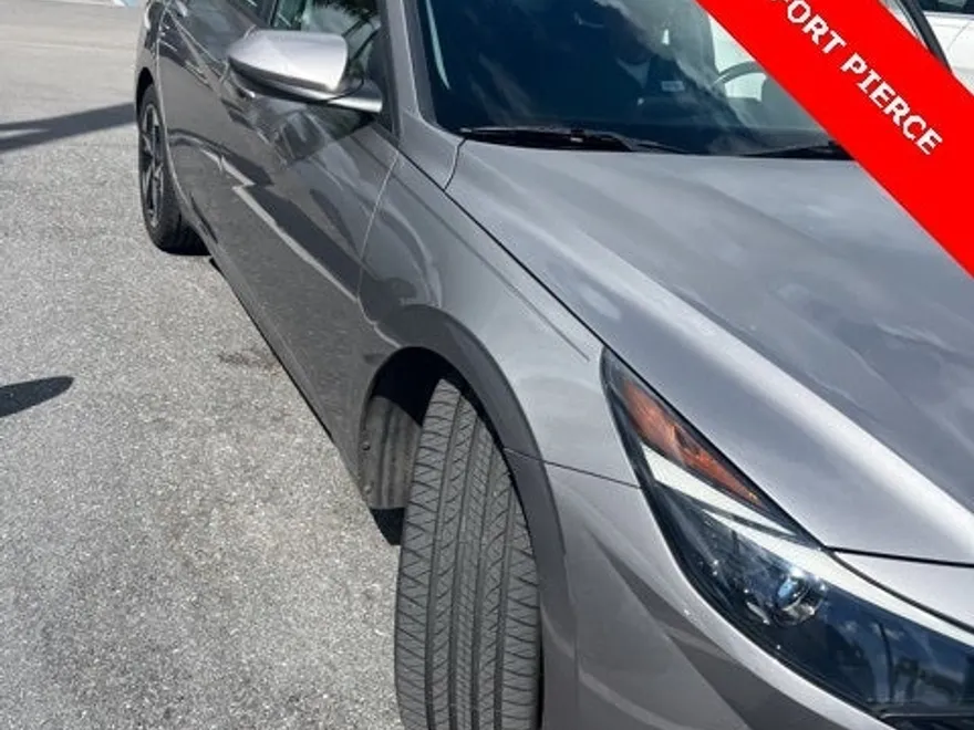 2023 Hyundai Elantra SEL photo 1