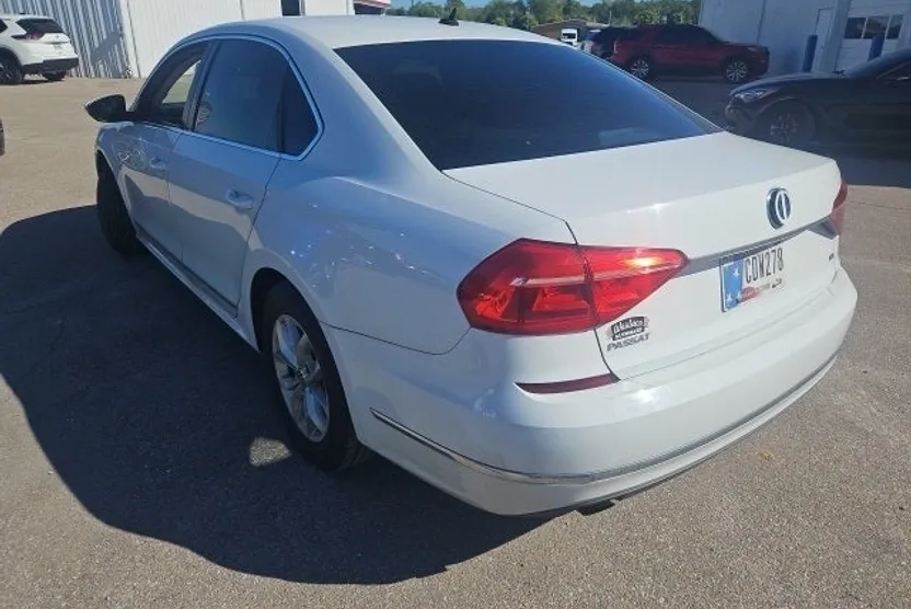 2016 Volkswagen Passat S photo 1