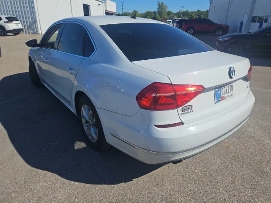 2016 Volkswagen Passat S photo 1