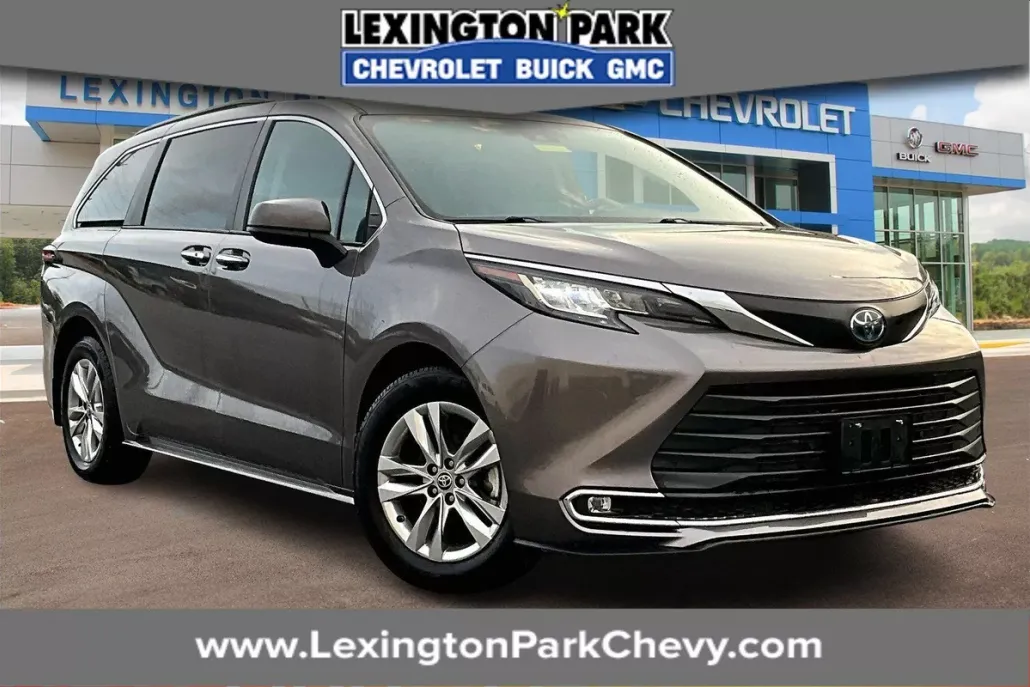 2022 Toyota Sienna XLE photo 1