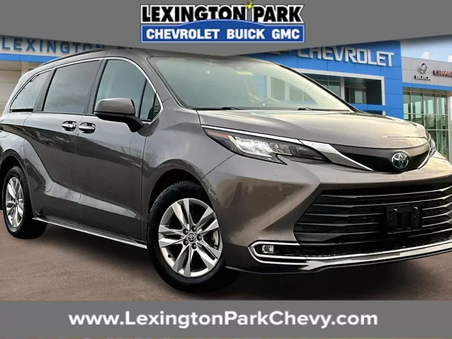 2022 Toyota Sienna XLE photo 1