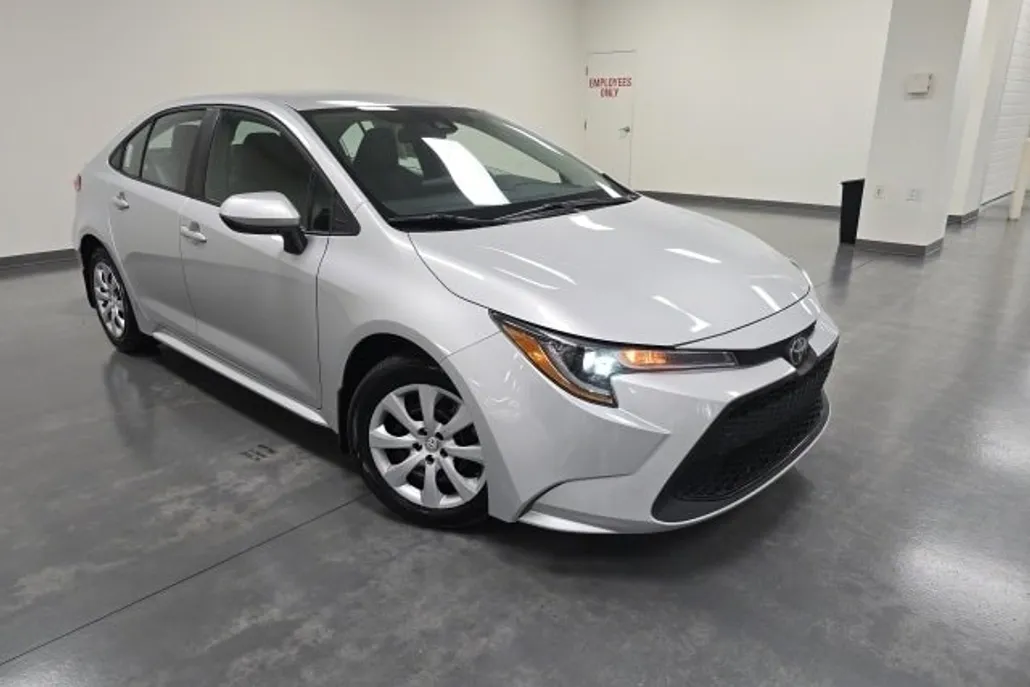 2022 Toyota Corolla LE photo 1