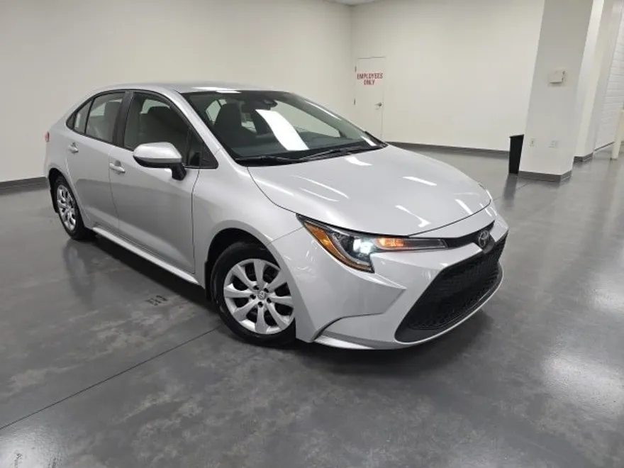 2022 Toyota Corolla LE photo 1