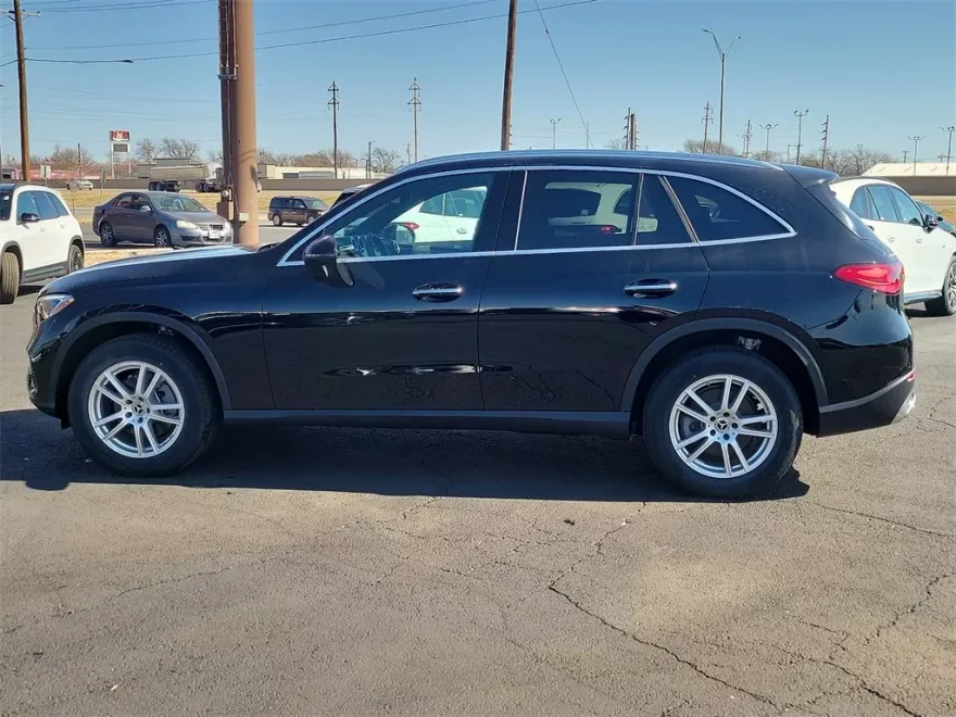 2025 Mercedes Benz GLC 300 photo 2