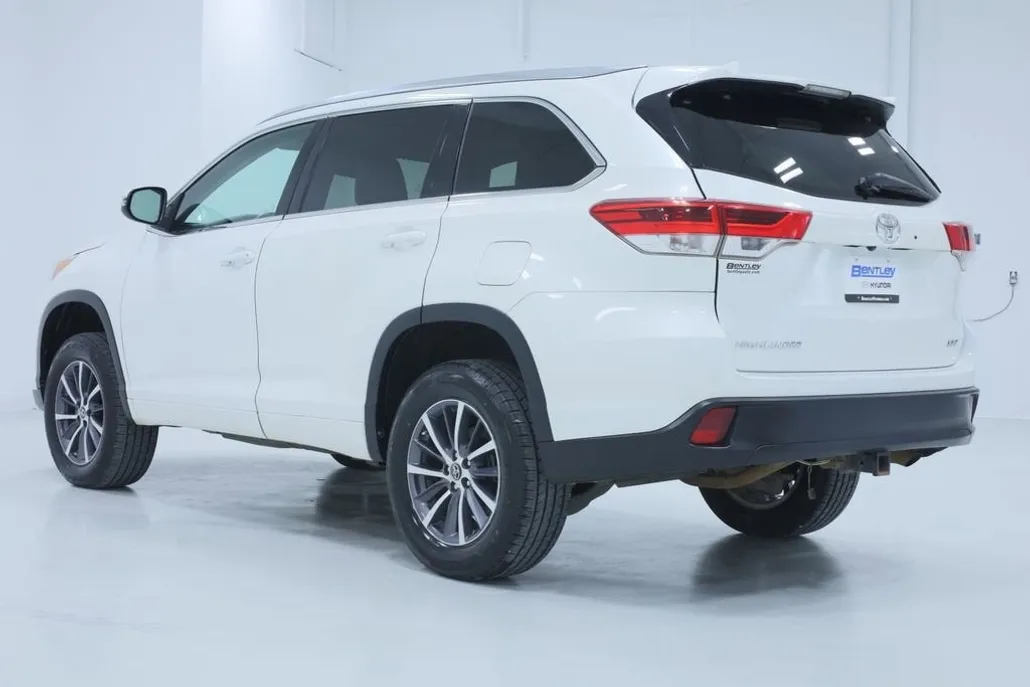 2017 Toyota Highlander XLE photo 1