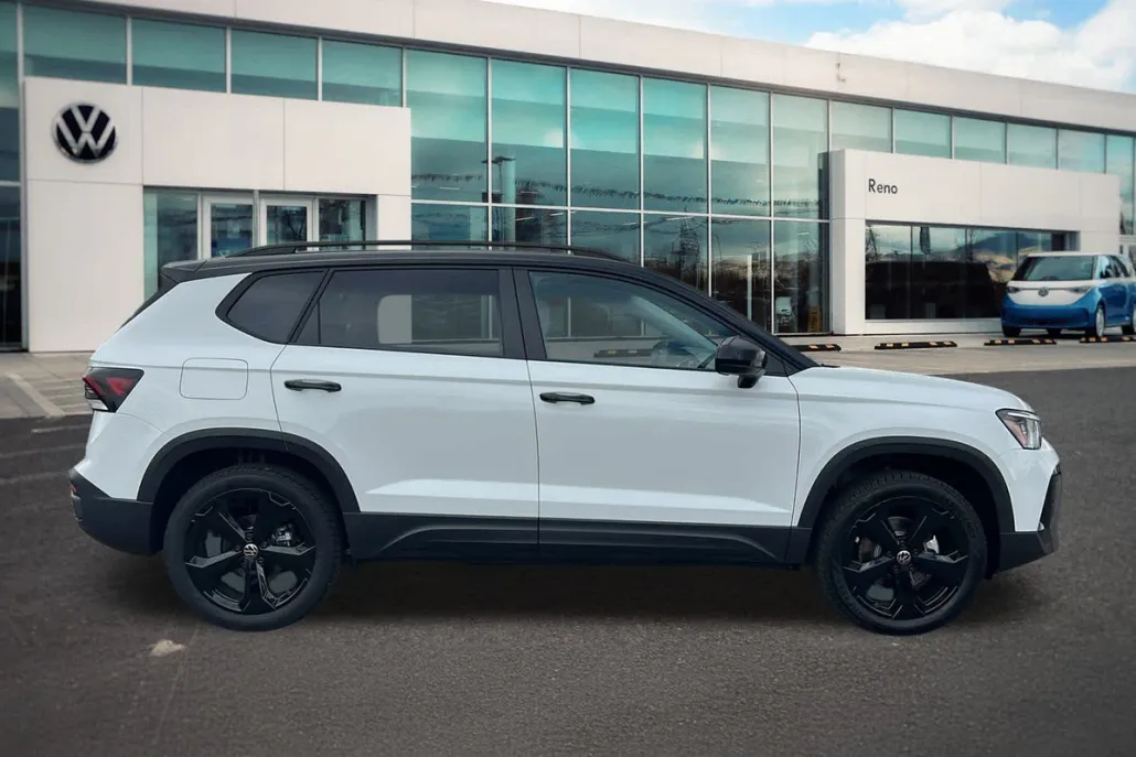 2025 Volkswagen Taos SE photo 1