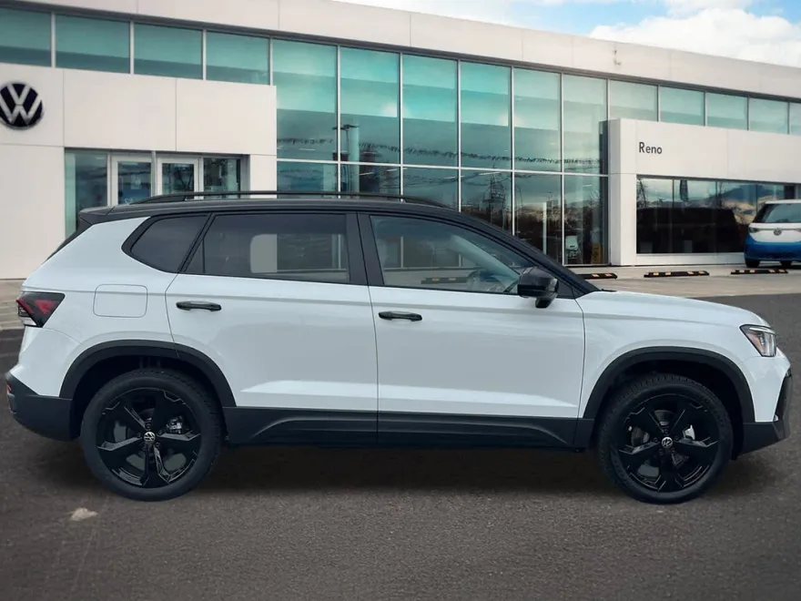 2025 Volkswagen Taos SE photo 1