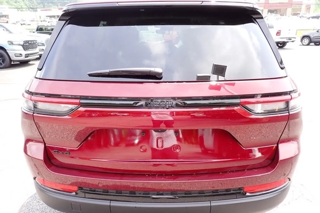 2025 Jeep Grand Cherokee Altitude photo 1