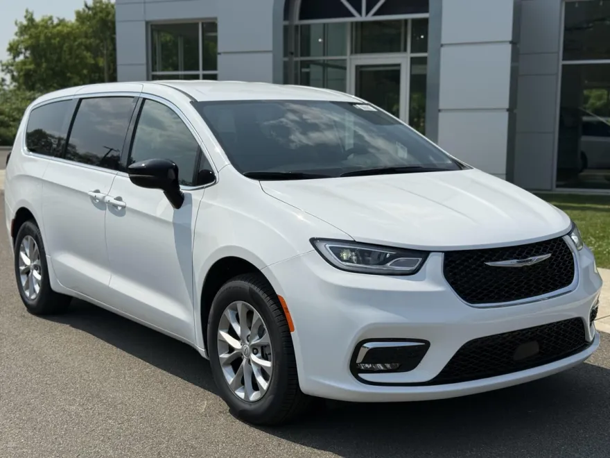 2025 Chrysler Pacifica photo 1