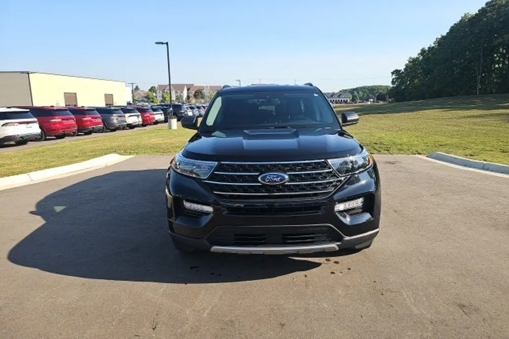 2023 Ford Explorer XLT photo 1