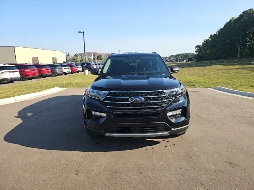 2023 Ford Explorer XLT photo 1