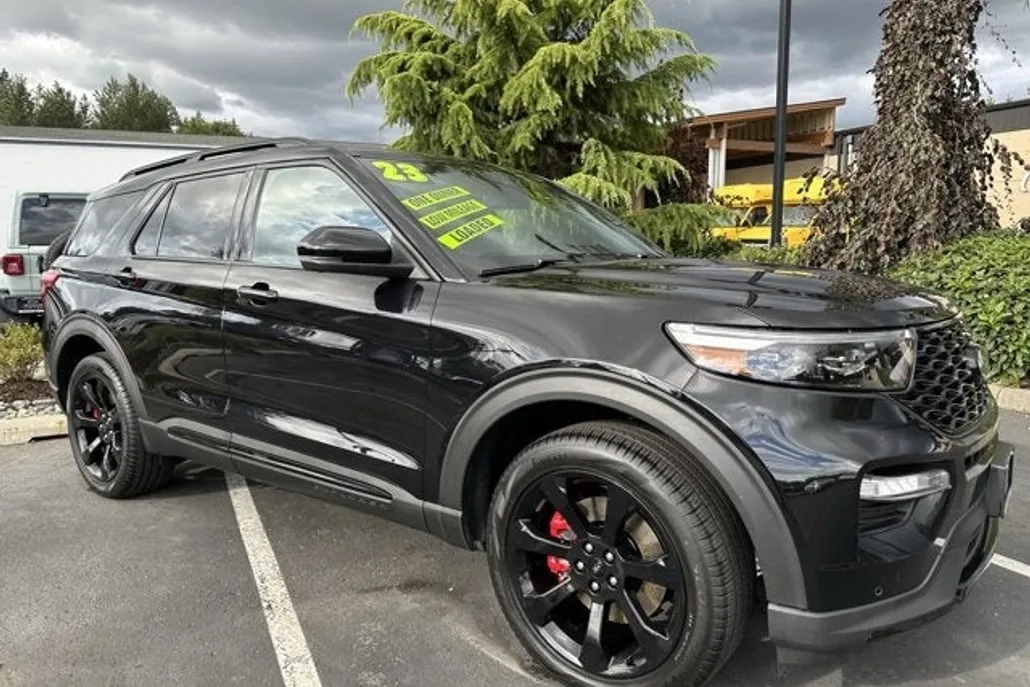 2023 Ford Explorer ST photo 1
