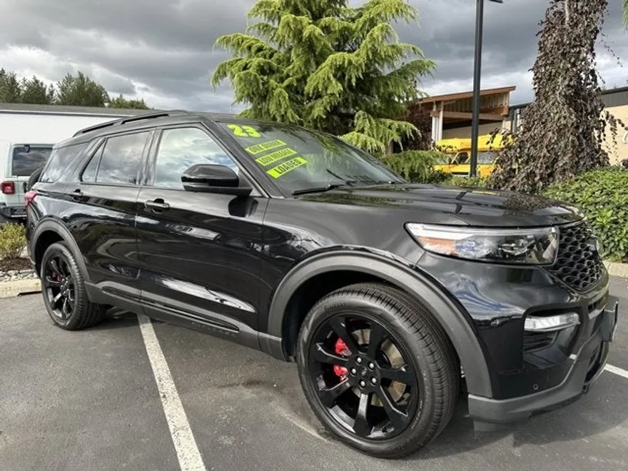 2023 Ford Explorer ST photo 1
