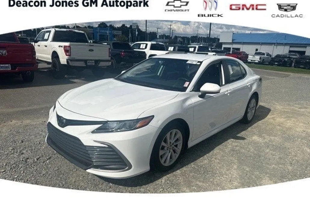 2022 Toyota Camry LE photo 1