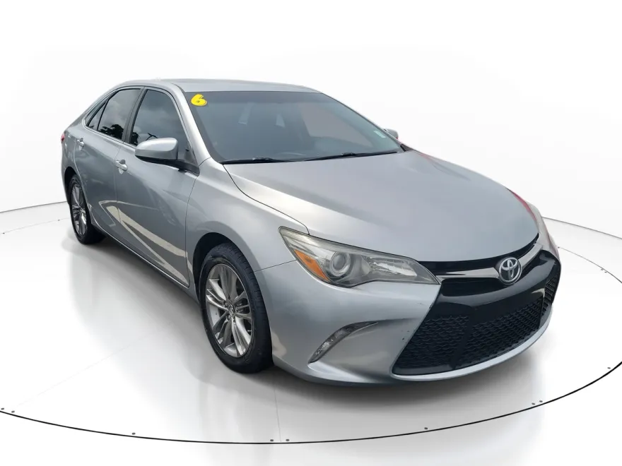 2016 Toyota Camry SE photo 1