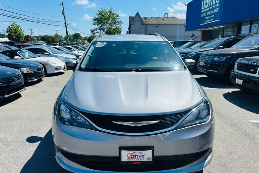 2021 Chrysler Voyager LXi photo 1