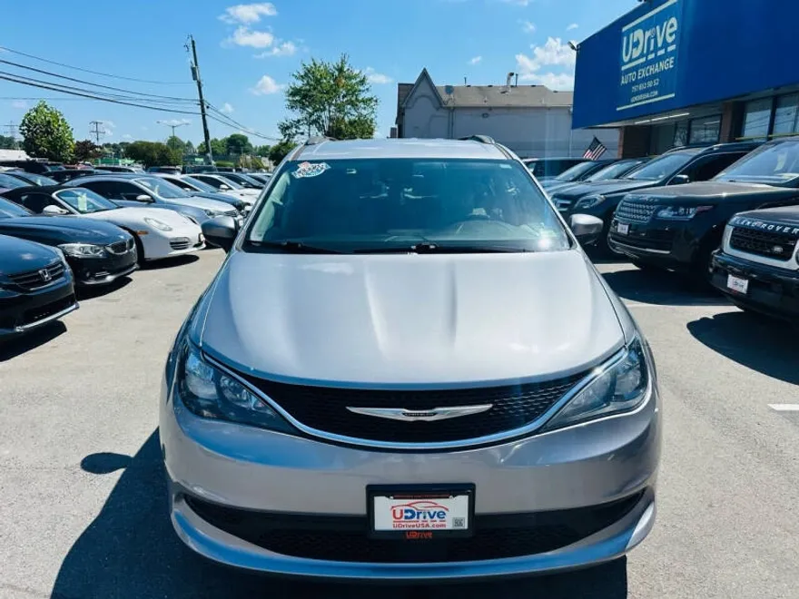2021 Chrysler Voyager LXi photo 1