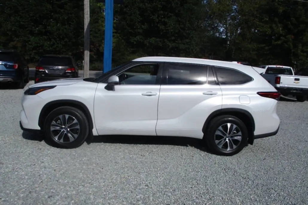 2022 Toyota Highlander XLE photo 1