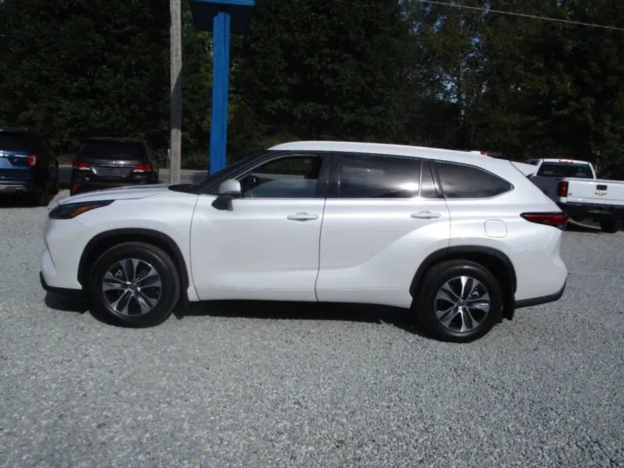 2022 Toyota Highlander XLE photo 1