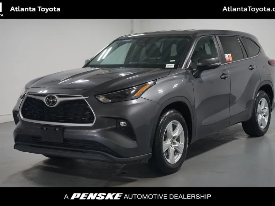 2023 Toyota Highlander LE photo 1