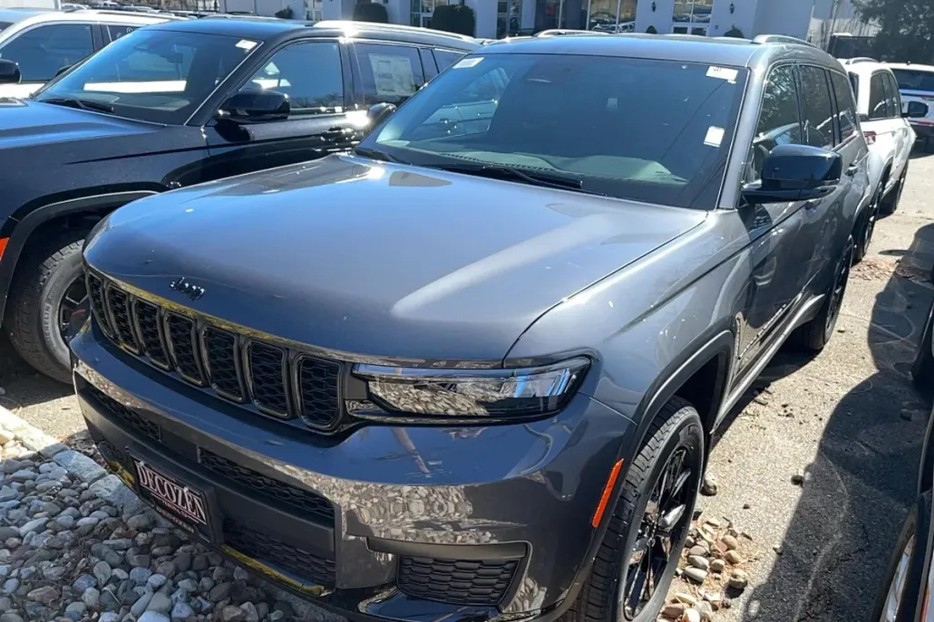 2025 Jeep Grand Cherokee Altitude photo 1