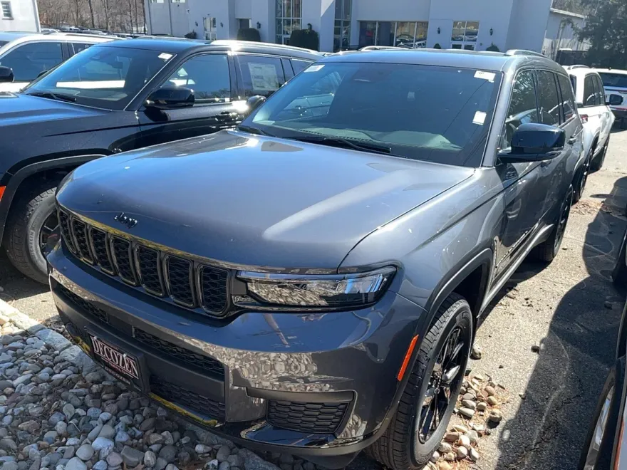 2025 Jeep Grand Cherokee Altitude photo 1