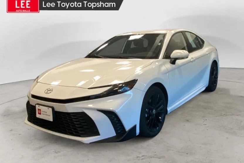 2025 Toyota Camry SE photo 1