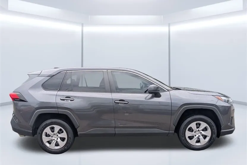 2023 Toyota RAV4 LE photo 1
