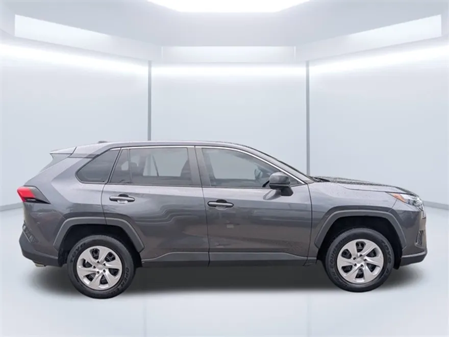 2023 Toyota RAV4 LE photo 1