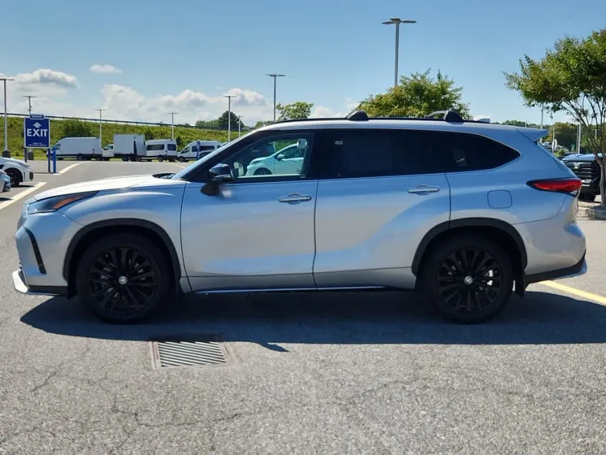 2023 Toyota Highlander L photo 1