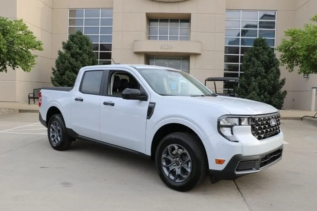 2025 Ford Maverick XLT photo 1