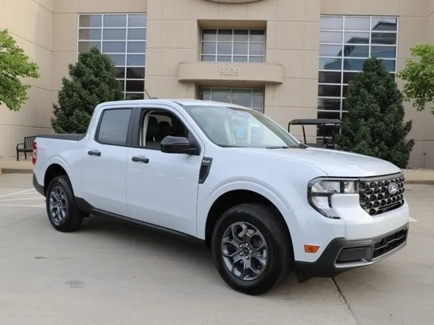 2025 Ford Maverick XLT photo 1