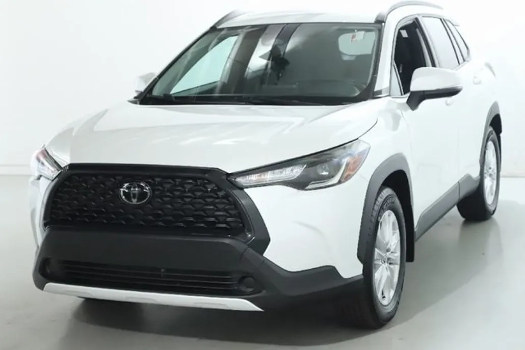 2023 Toyota Corolla Cross LE photo 1