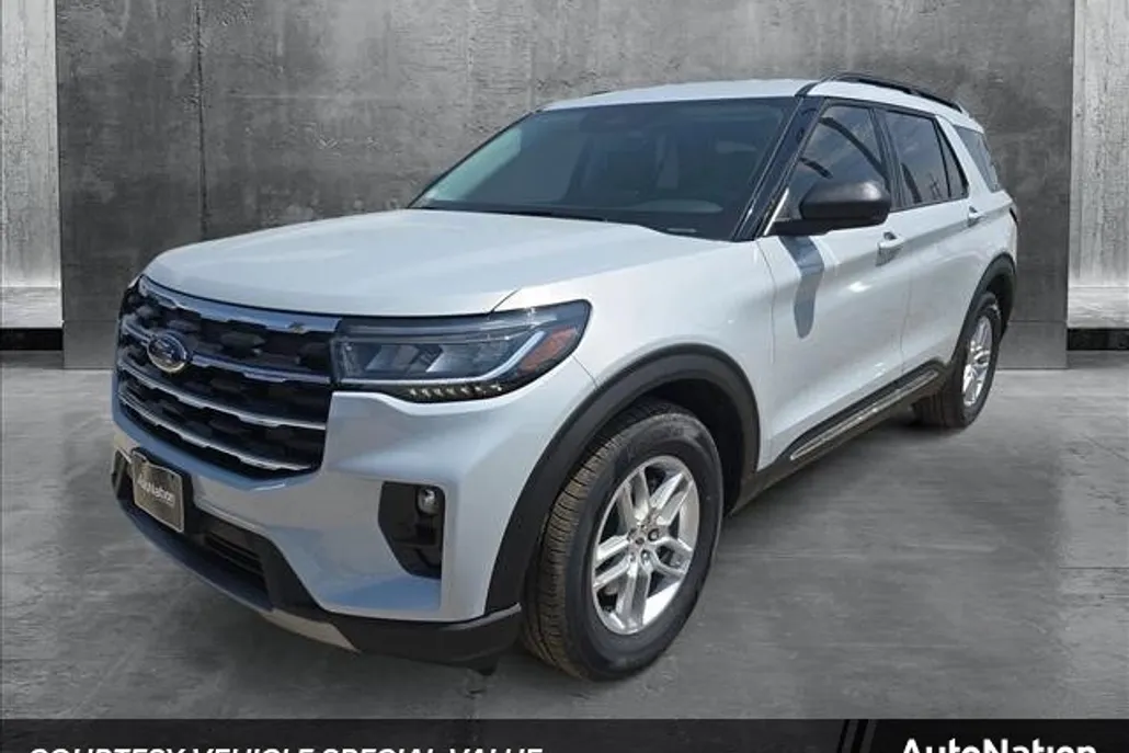 2025 Ford Explorer photo 1