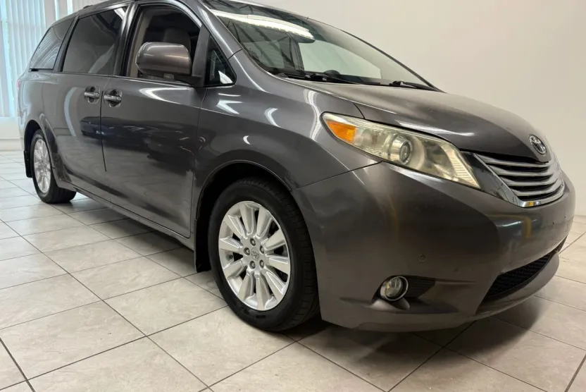2011 Toyota Sienna Limited photo 1