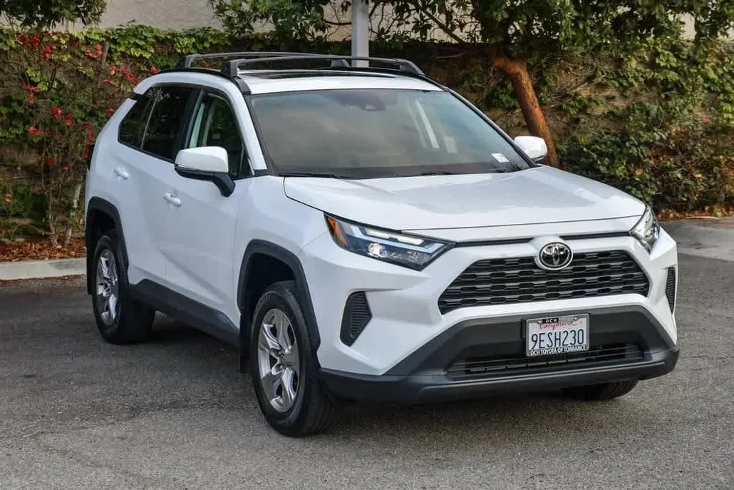 2023 Toyota RAV4 XLE photo 1