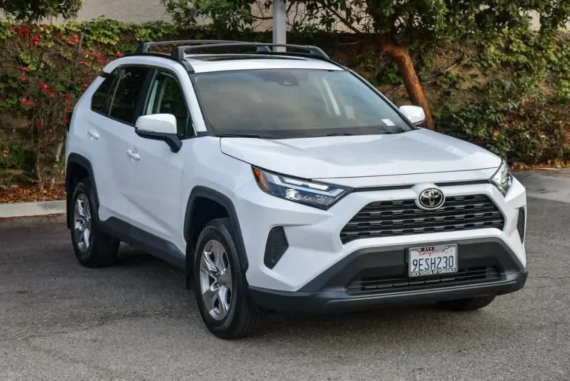 2023 Toyota RAV4 XLE photo 1
