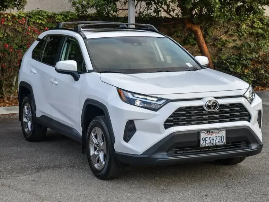 2023 Toyota RAV4 XLE photo 1