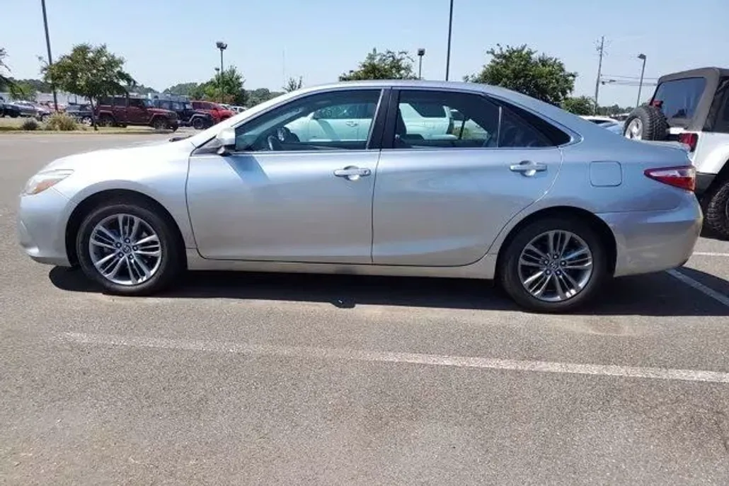 2017 Toyota Camry SE photo 1