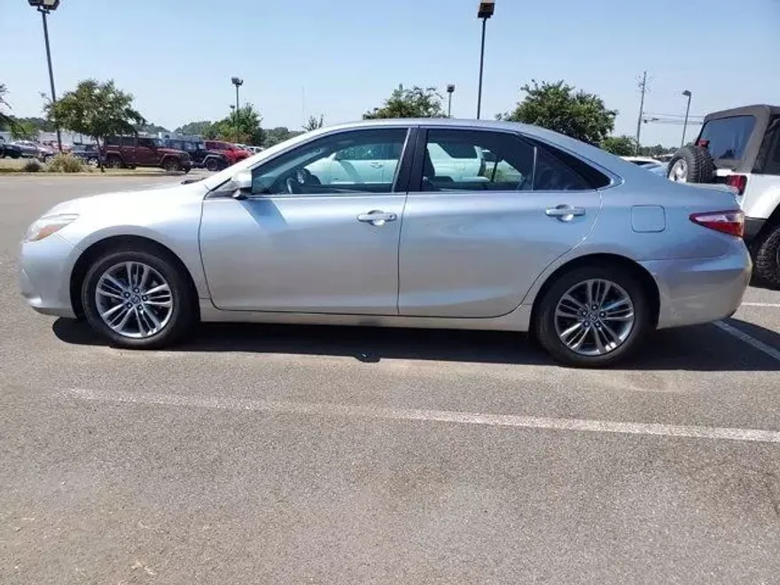2017 Toyota Camry SE photo 1